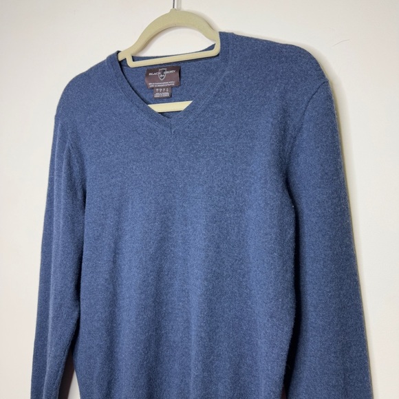 Vintage Black Brown 1826 Extra Fine Merino Wool
Men's Blue V-Neck Cozy Sweater - Picture 4 of 8
